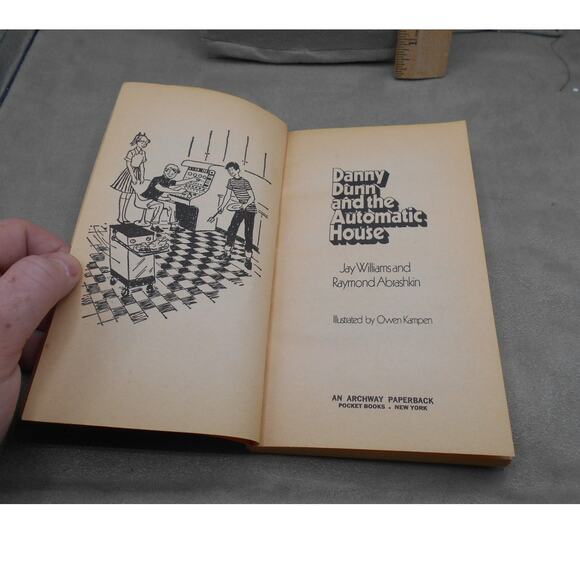 Danny Dunn and the Automatic House Jay Williams & Raymond Abrashkin 1979 - Picture 3 of 7